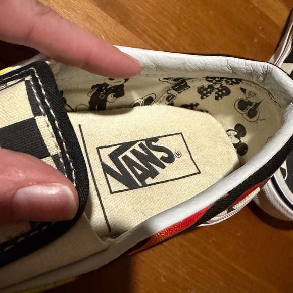 ๐ฅ Vans x Disney Mickey & Minnie Flame Classic Slip-Ons Unisex W 6.5/M 5 - Picture 4 of 7